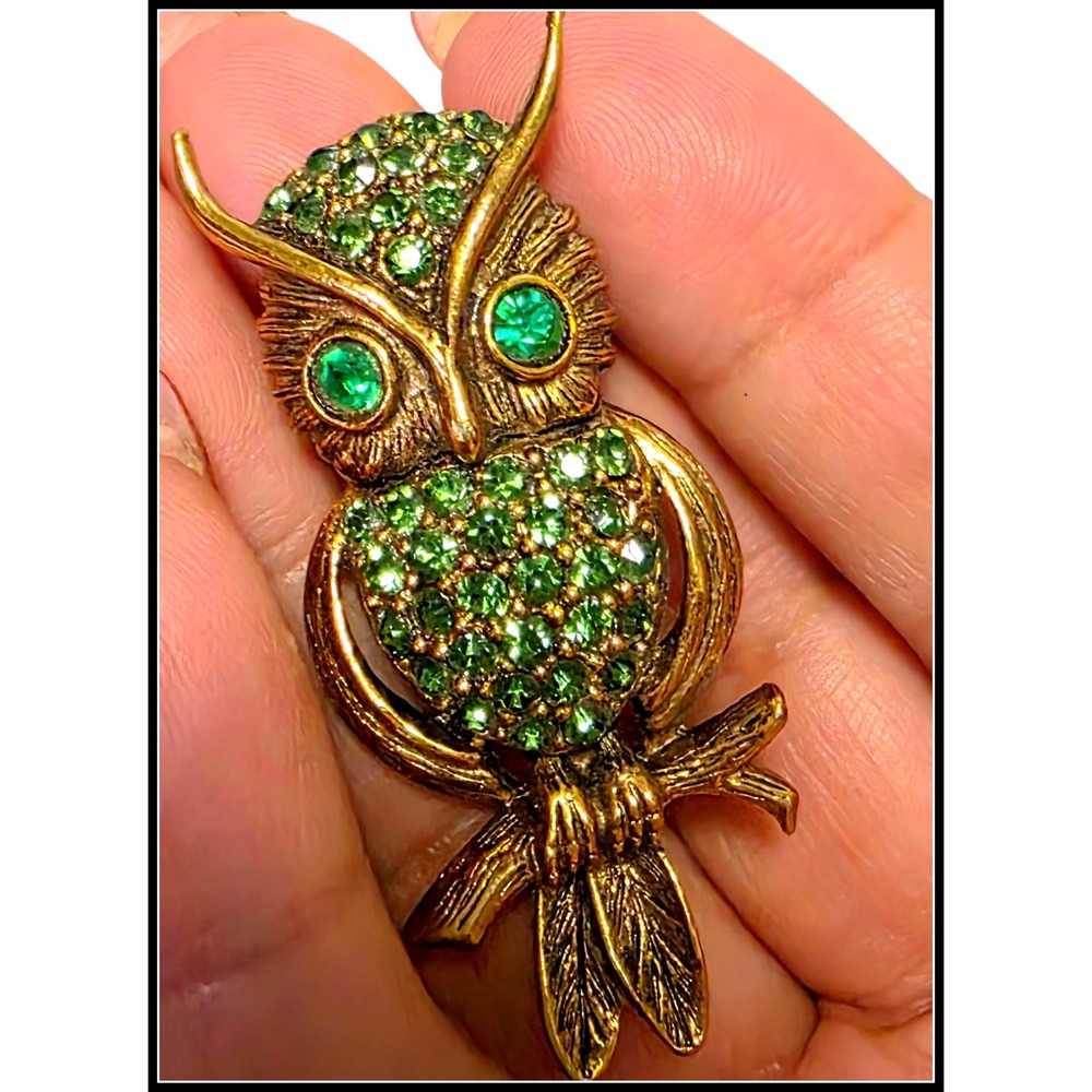Hollycraft Owl Pin Brooch Sparkling Green Crystal Rhinestone Gold Tone Vintage
